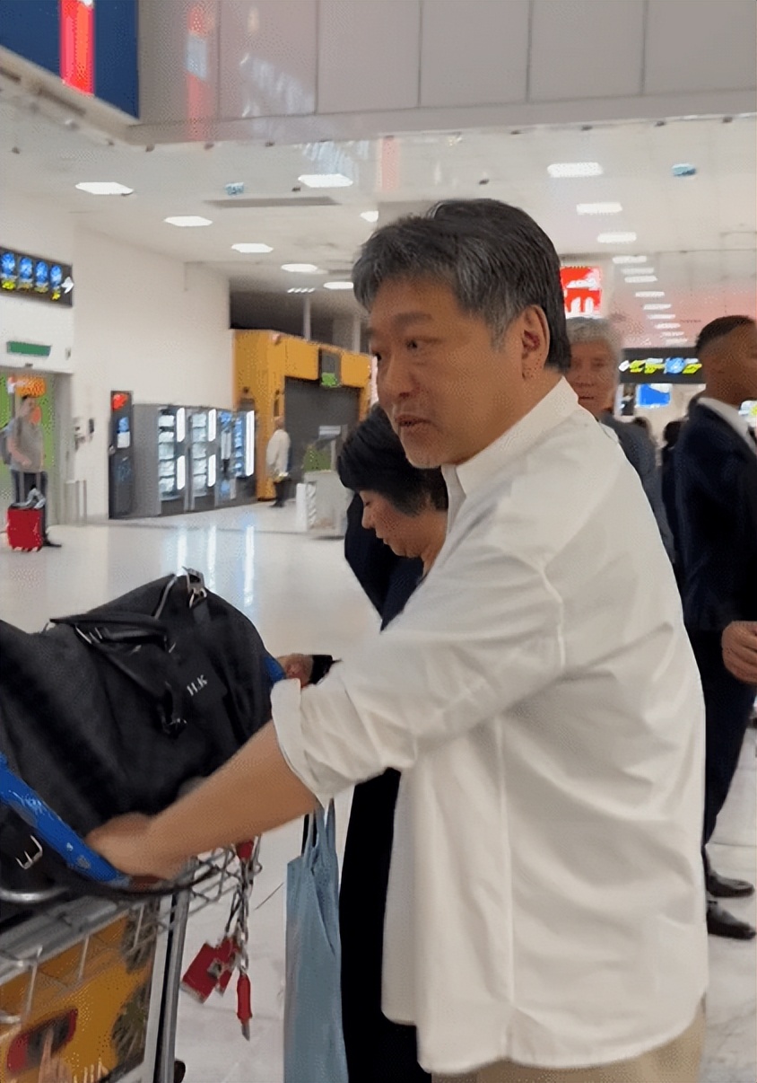 韩国机场偶遇朱一龙,粉丝向是枝裕和介绍朱一龙