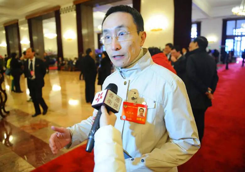 64岁巩汉林评足球遭男足冯潇霆粉丝网暴？儿子曾与潘长江女儿定亲