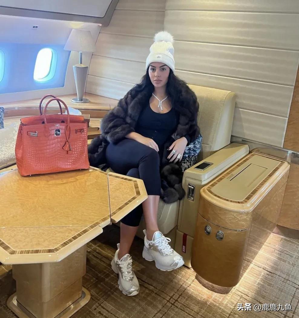 乔治娜发c罗王冠照,乔治娜看c罗比赛一身行头