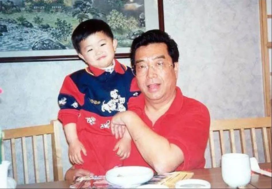 李双江每月养老金高达3万，梦鸽李天一连夜转移资产，在美国定居