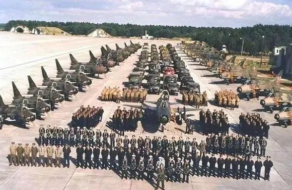 50万美军靠近中国，解放军两大动作亮明态度，冲突后果美承受不住