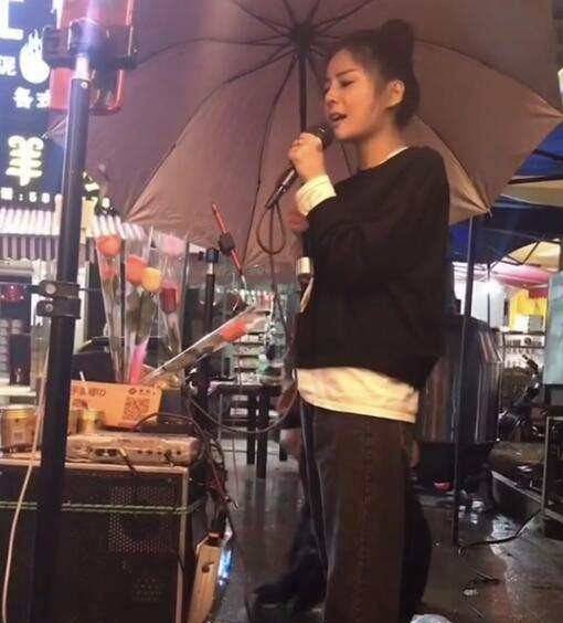 花姐：草根逆袭！一首《狂浪》赚千万，从流浪歌手变成顶级网红