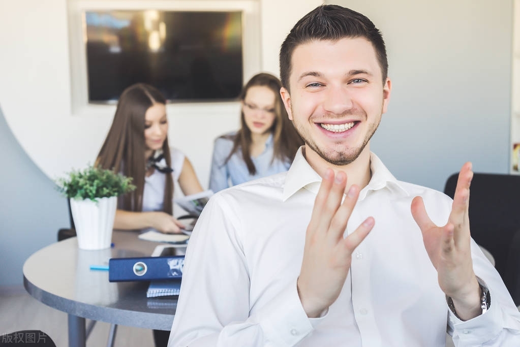 我在俄罗斯工作时候的中国同事,为了赚外快,偷偷帮人带*私走**物品