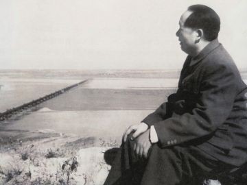 毛主席：驴先迈左脚还是右脚？卫立煌不解，听完主席解释恍然大悟