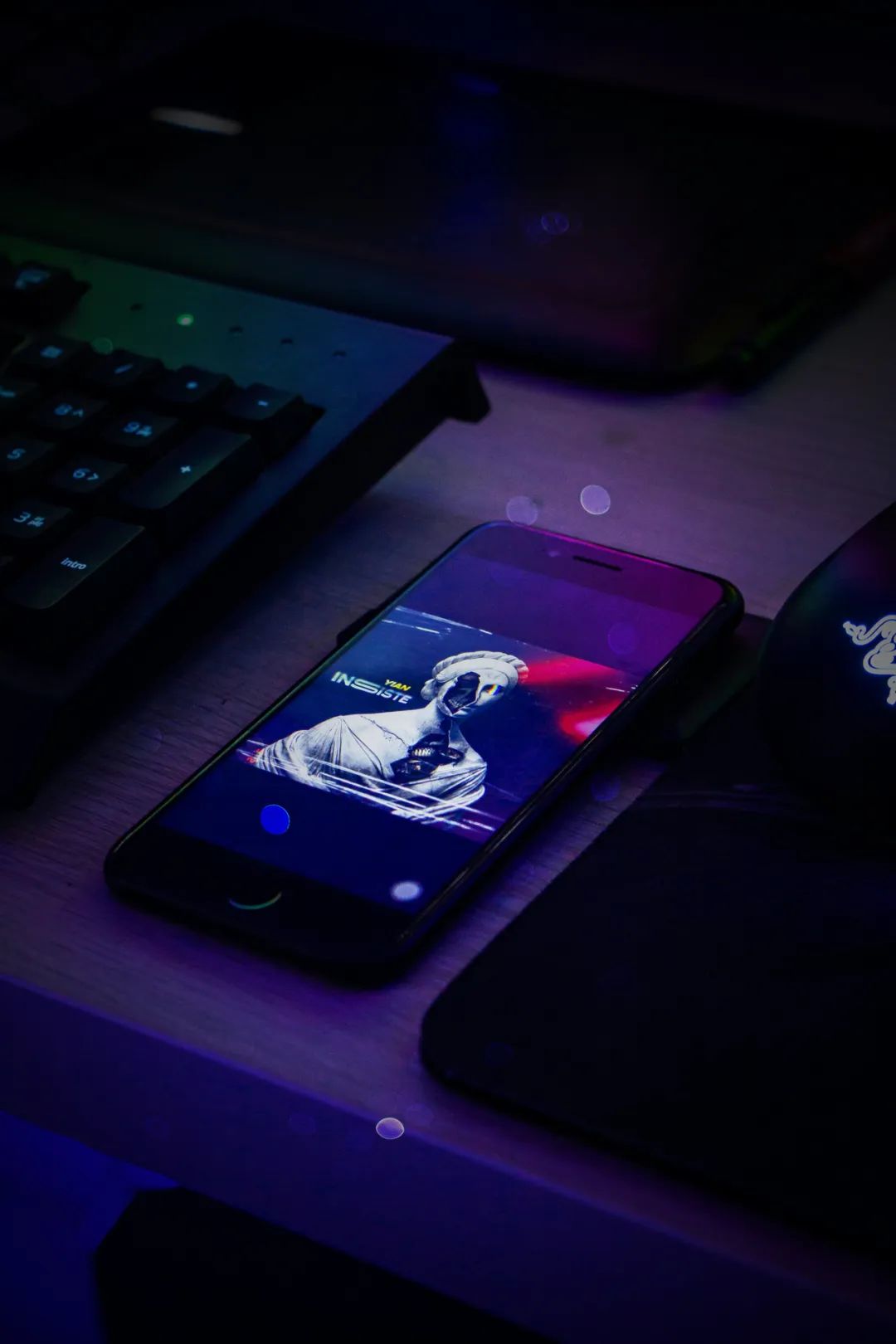 电脑看比较暗的视频屏幕就变暗,相机里的照片传到手机里就暗很多