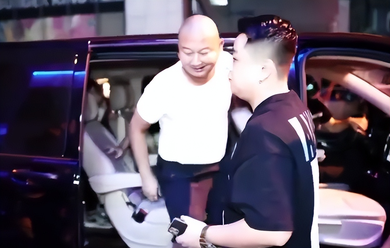 网红giao哥回应酒吧演出被打,网红giao哥现身酒吧捞金十分钟