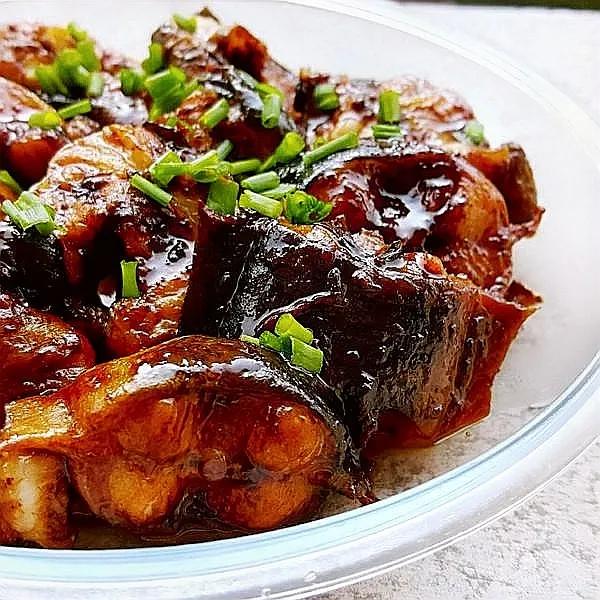 红烧鳝段说说,地道家常菜红烧鳗鱼汤汁