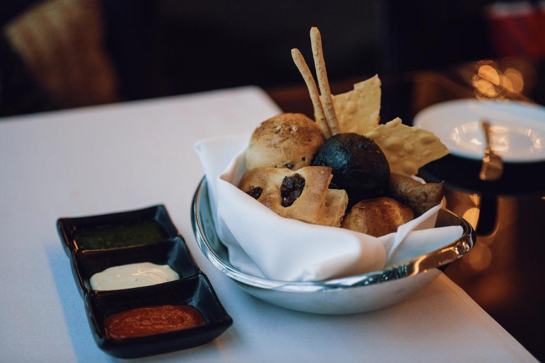 配备一星米其林黑珍珠餐厅,比米其林黑珍珠高端的餐厅