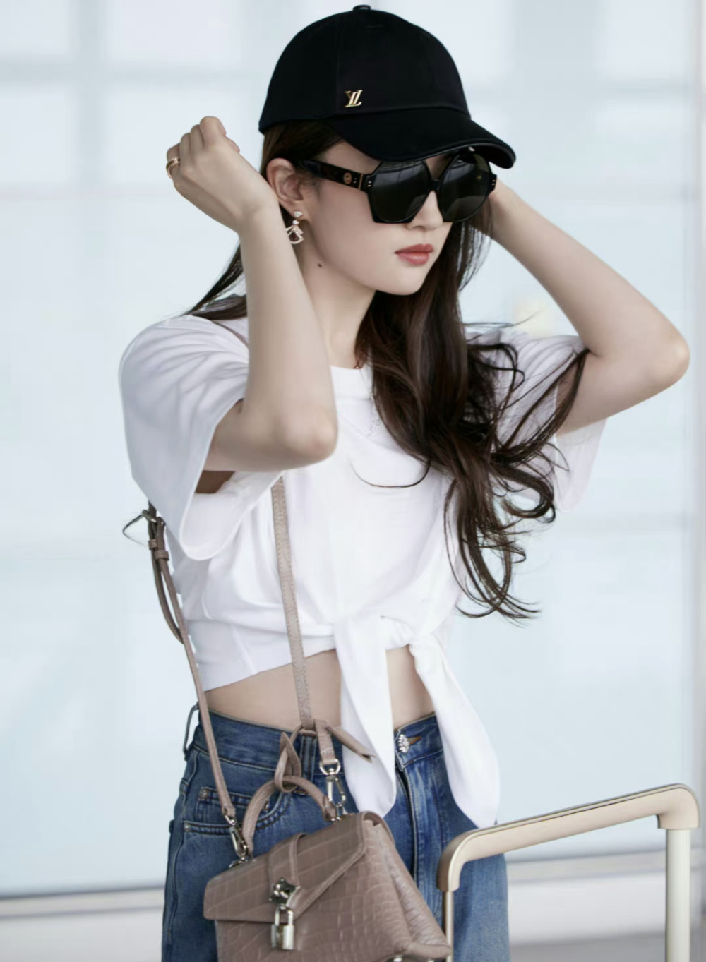 刘亦菲露腰穿搭曝光！全身奢牌总价超82万，真实气质惊艳全场！