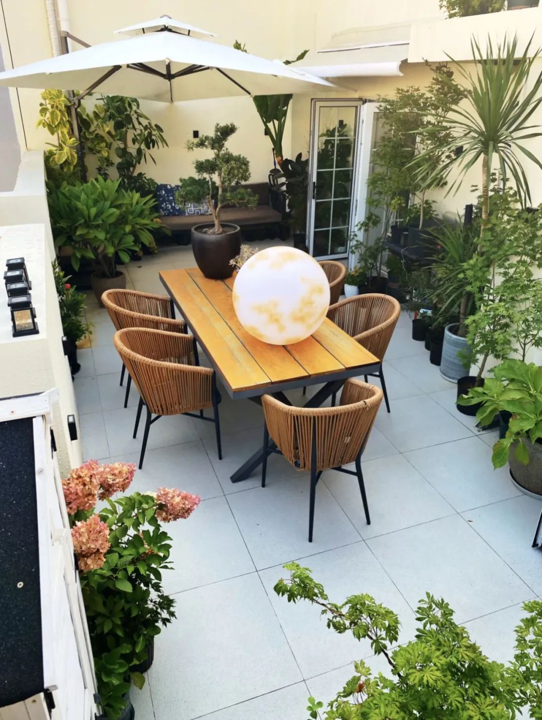 阳台用瓷砖好还是防腐木好,阳台地面铺防腐木好还是地砖好