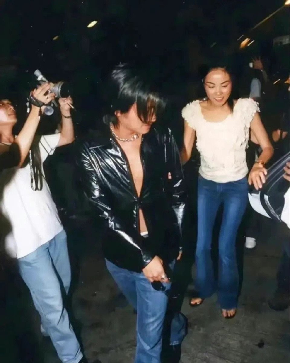 王菲谢霆锋世纪牵手有多震撼,王菲谢霆锋飞机上撒狗粮全程牵手