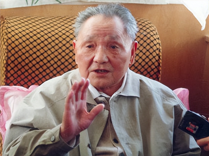 77年万斯访华，替美国抛出三个无理要求，邓公忍无可忍回怼10个字