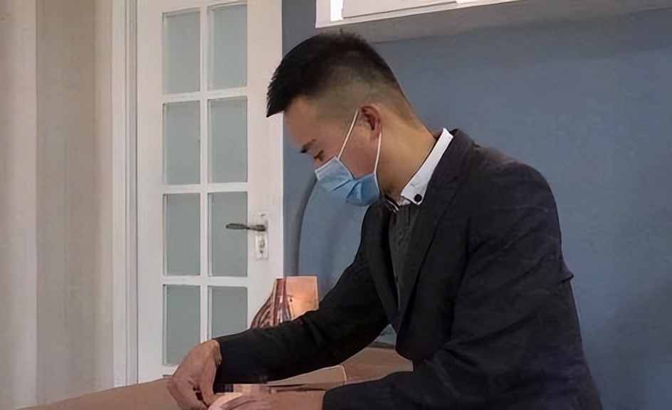 90后小伙转行做催乳师,90后小伙学催乳