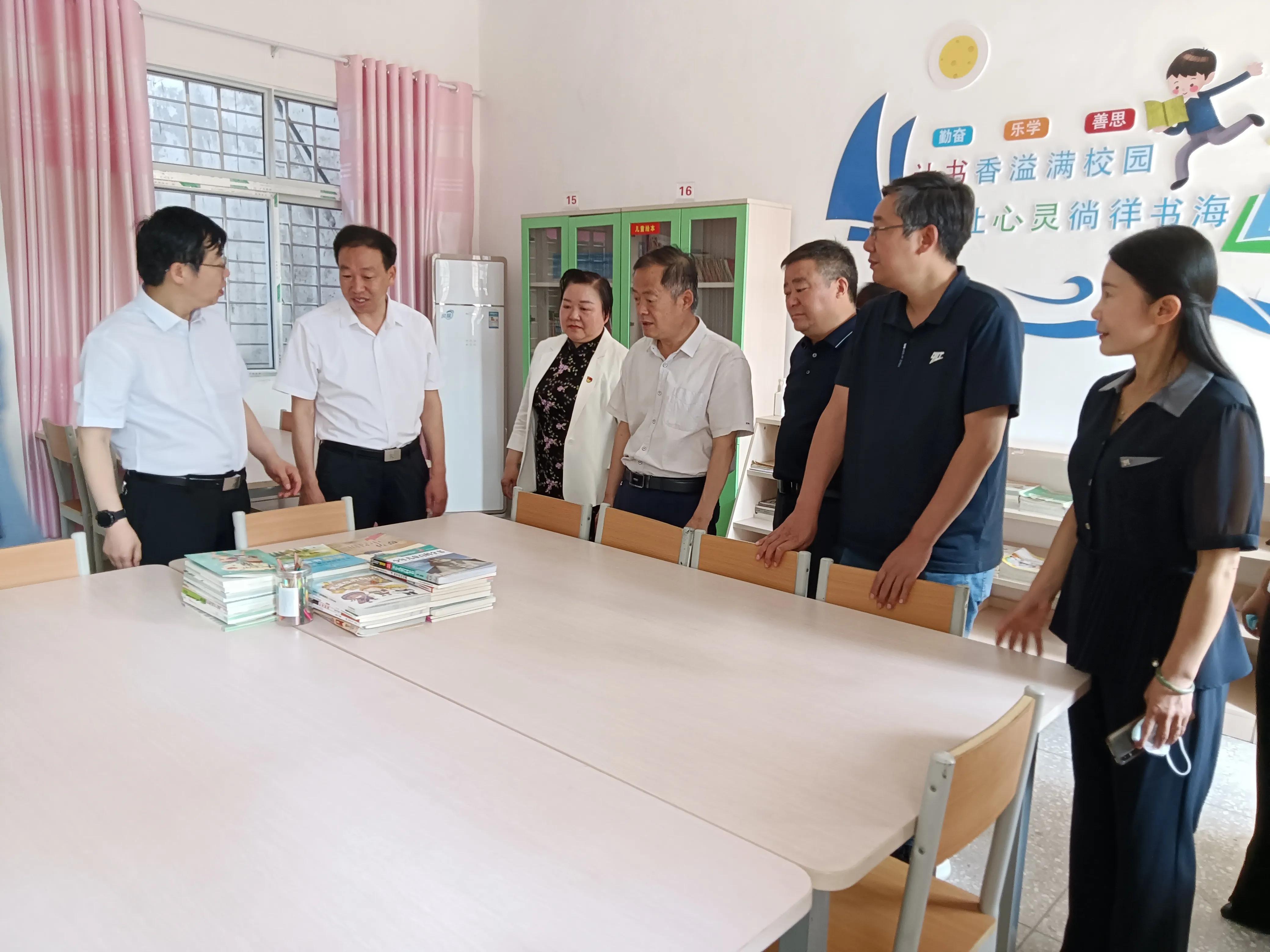 爱心助学庆六一活动,情暖童心共筑未来庆六一关爱活动