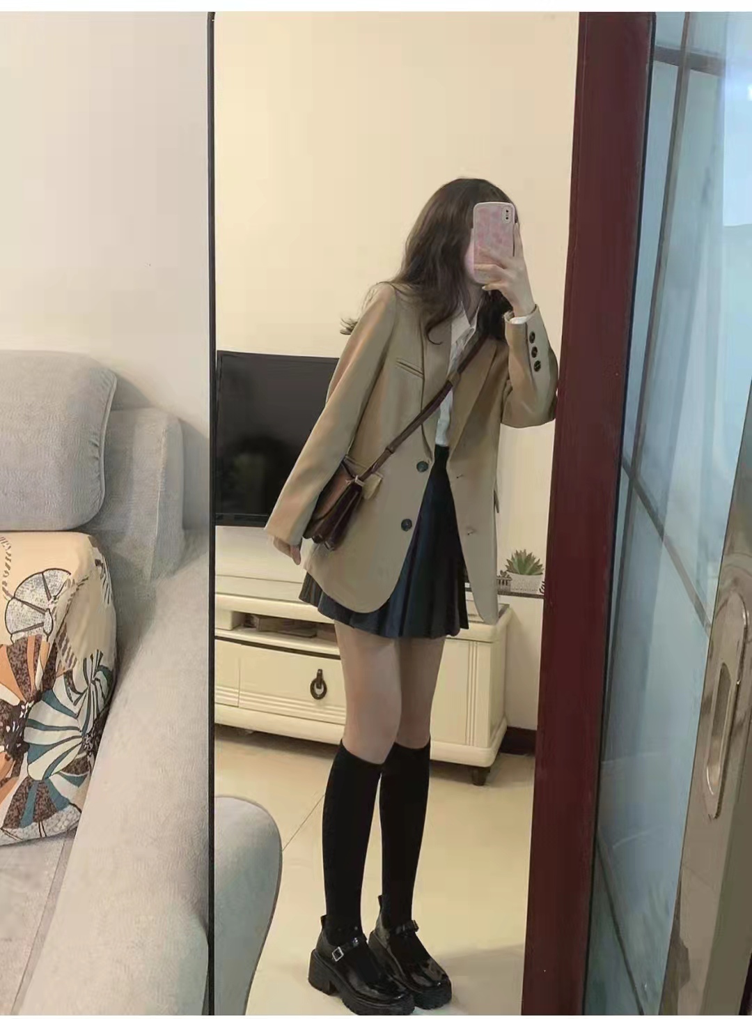 黑色卫衣和灰色百褶短裙搭配图片,灰色百褶裙搭配什么上衣好看