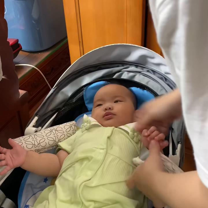 在第二次尝试给岢岢加奶粉时，没想到过敏了，本以为父母都...