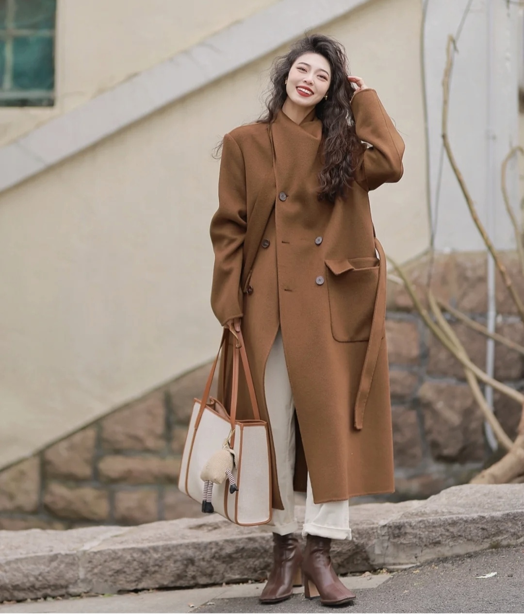 棕色的鞋子棕色大衣怎么搭配衣服,棕色大衣的穿搭技巧