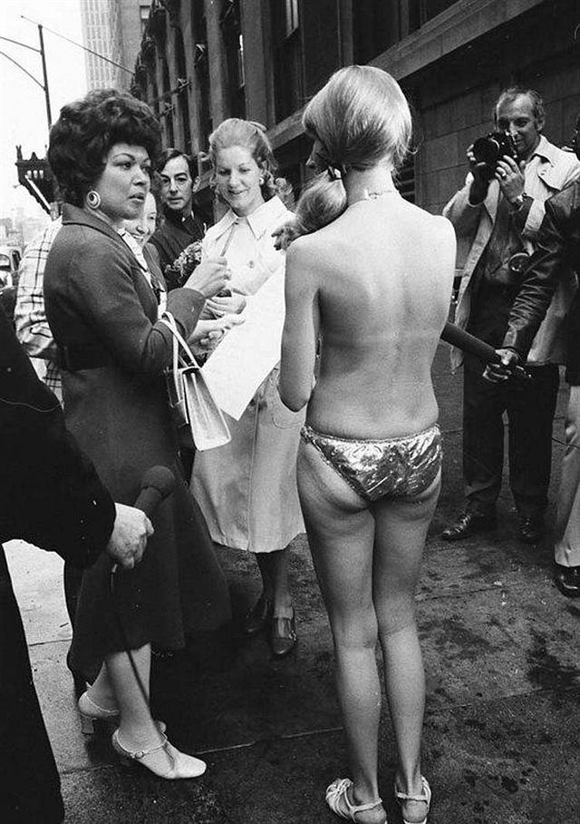 侵华日军残酷*行暴**，女子为活命脱下衣服让日本人拍摄，*辱侮**至死3