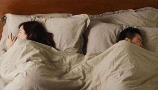 女子趁丈夫睡觉时，在隔壁房间偷情，被发现后和*夫情**将丈夫毒害