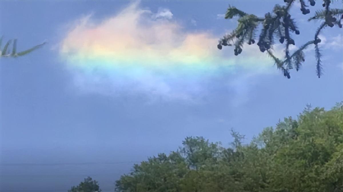 地震时会出现地震云是真的还是假,雅安地震后现七彩云