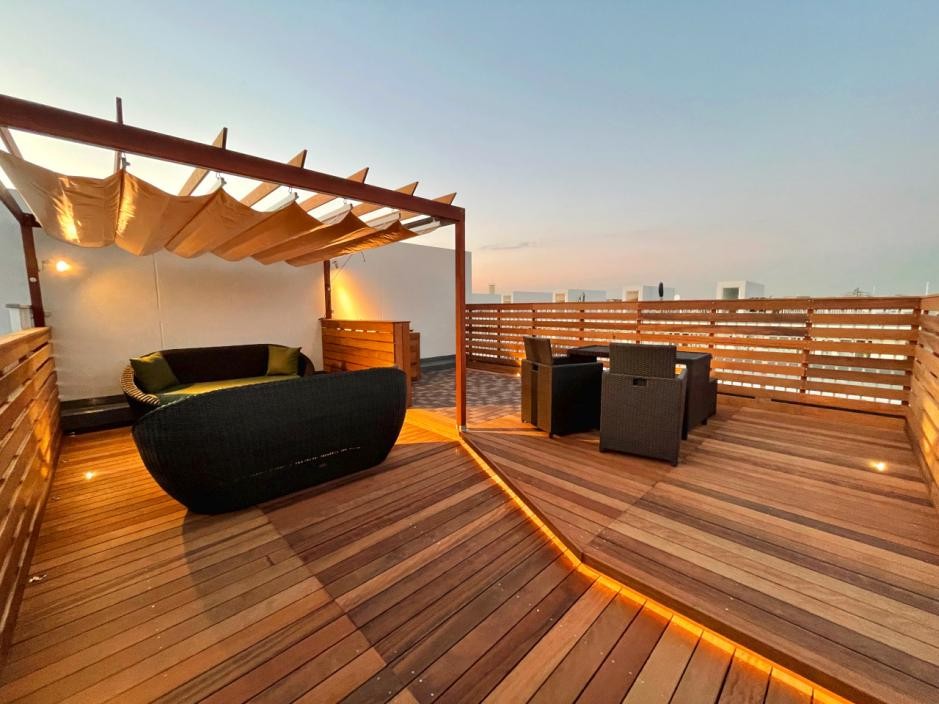 顶楼露台是贴砖好还是塑木地板好,露台花园地板做防腐木还是铺砖好