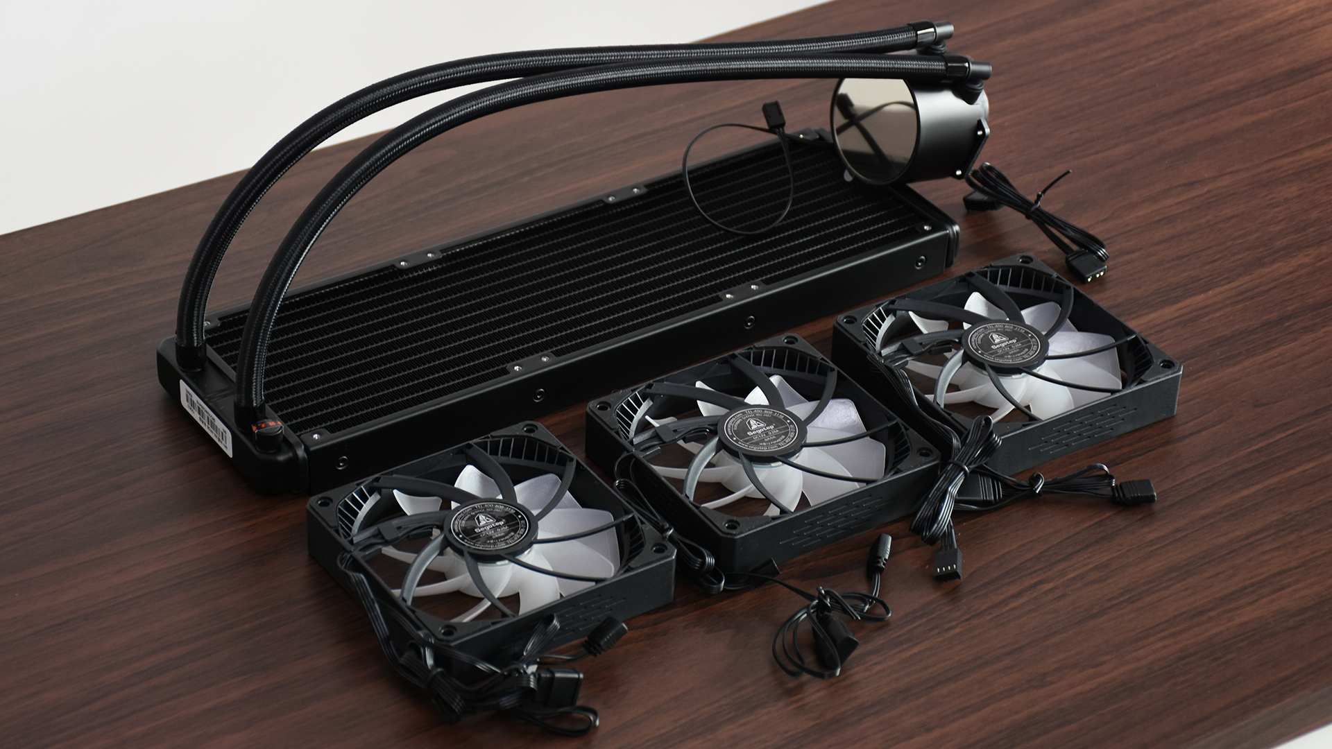 鑫谷御风冰川白机箱,鑫谷昆仑御风机箱安装展示