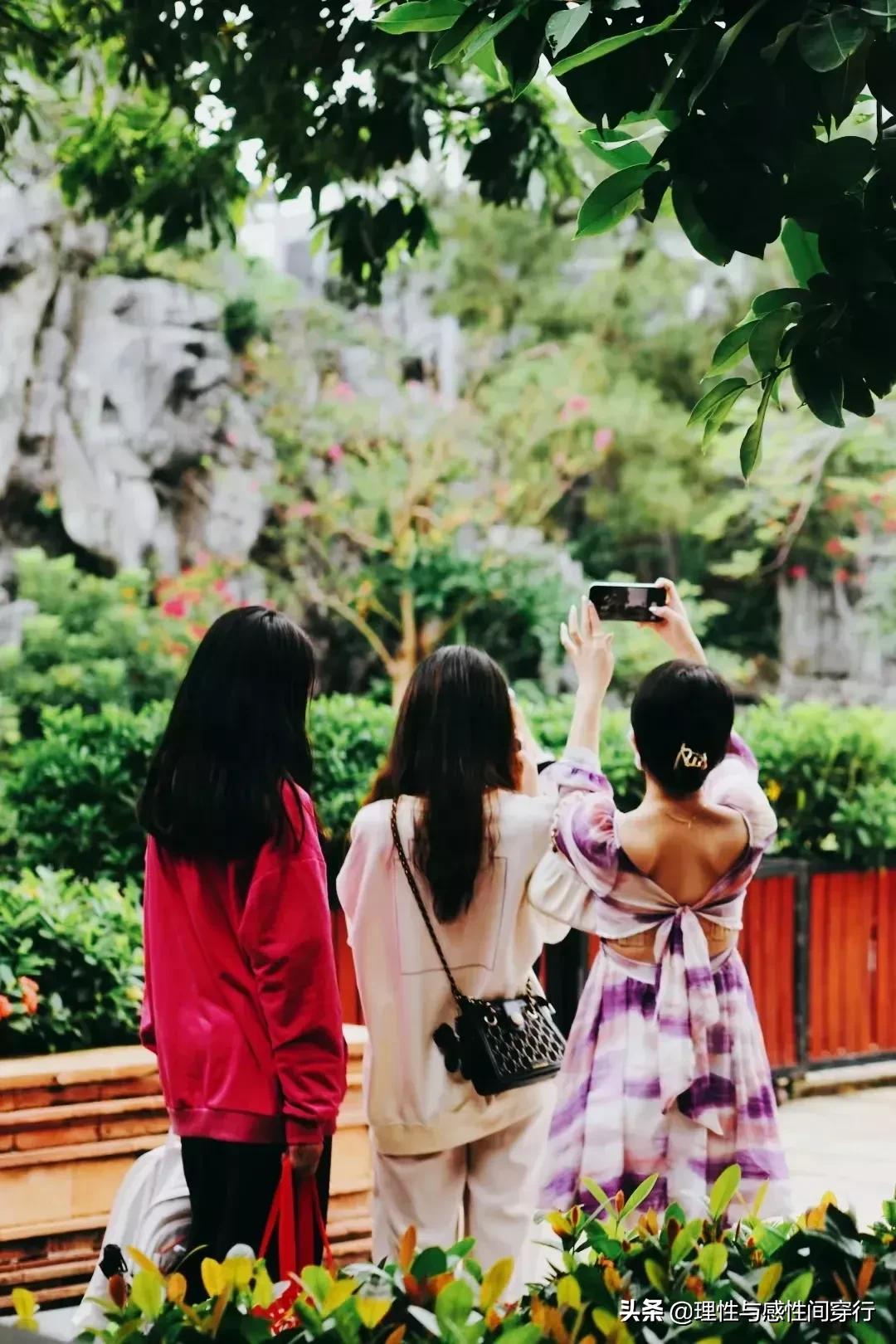 隔海相望，我在这头，静守似水流年，你在那头，淡看烟火人间