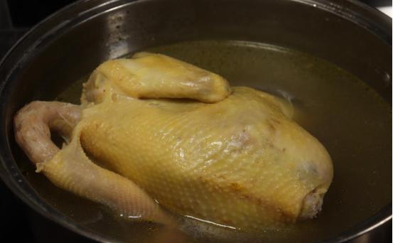 白切鸡煮出来鸡皮不黄发白,白切鸡直接水煮