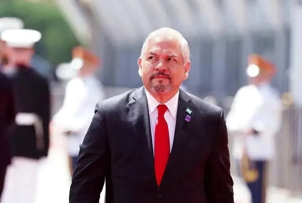 台“驻外”代表返台,下飞机时神情沉重,2名工作人员一路陪同