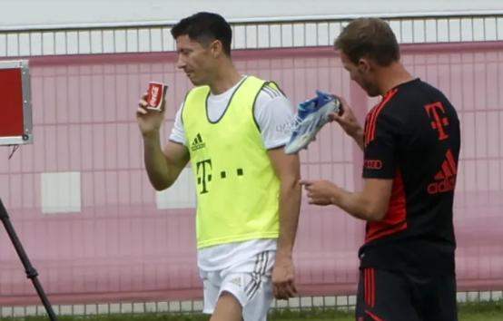 足球资讯新闻在哪里看,足球新闻西甲