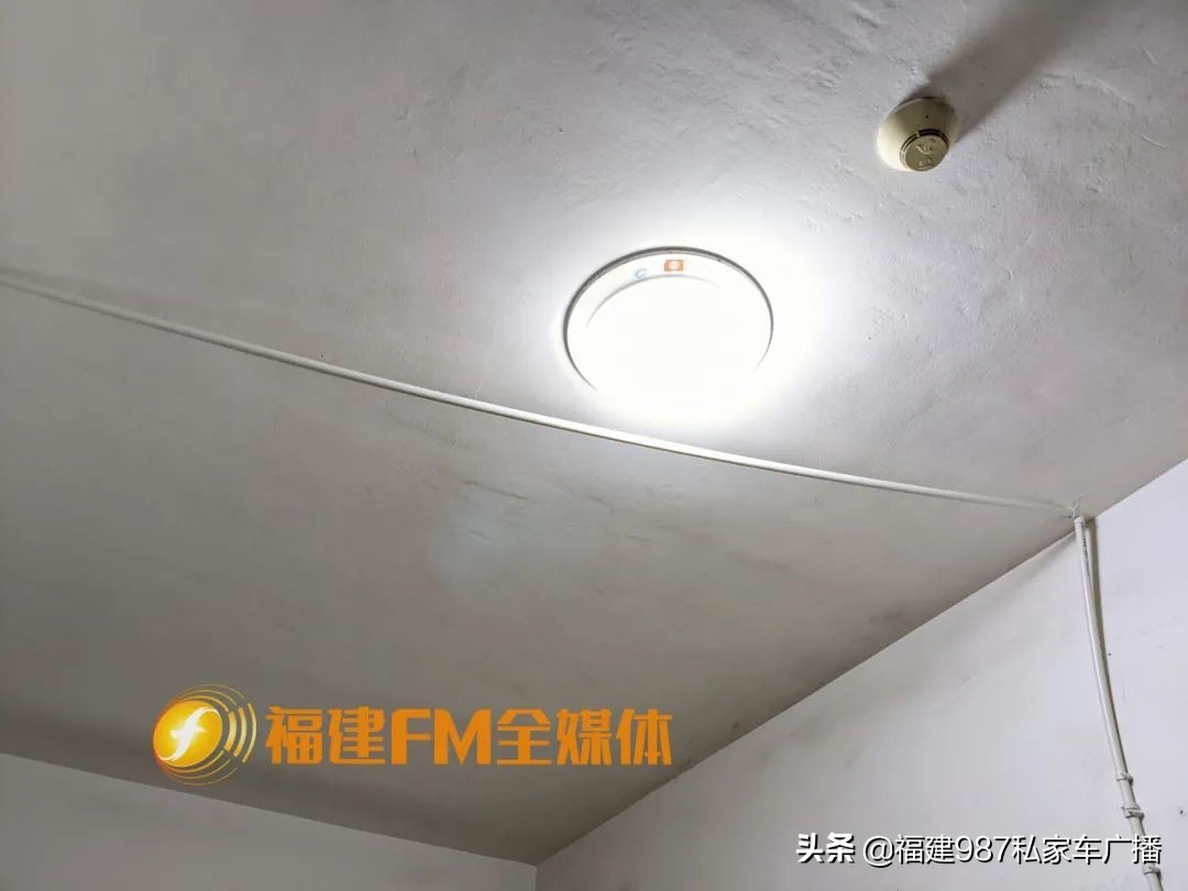 出个门,入户门外突然多出一条管网线?邱先生对此很生气