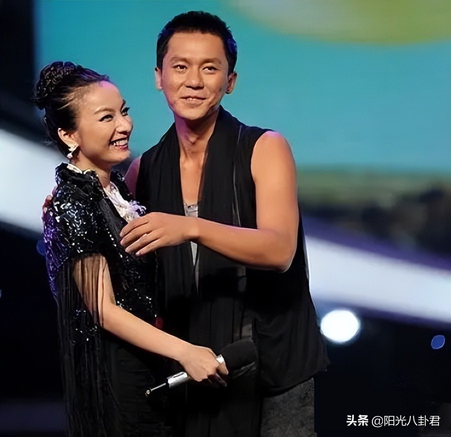 明星同框杨幂和肖战,众女星与谢霆锋合影