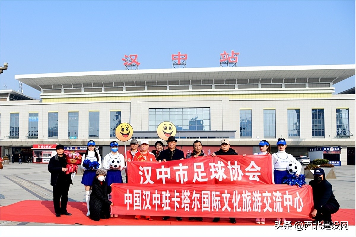 汉文化传播者“球迷王子汉中李强”从卡塔尔世界杯现场顺利回家