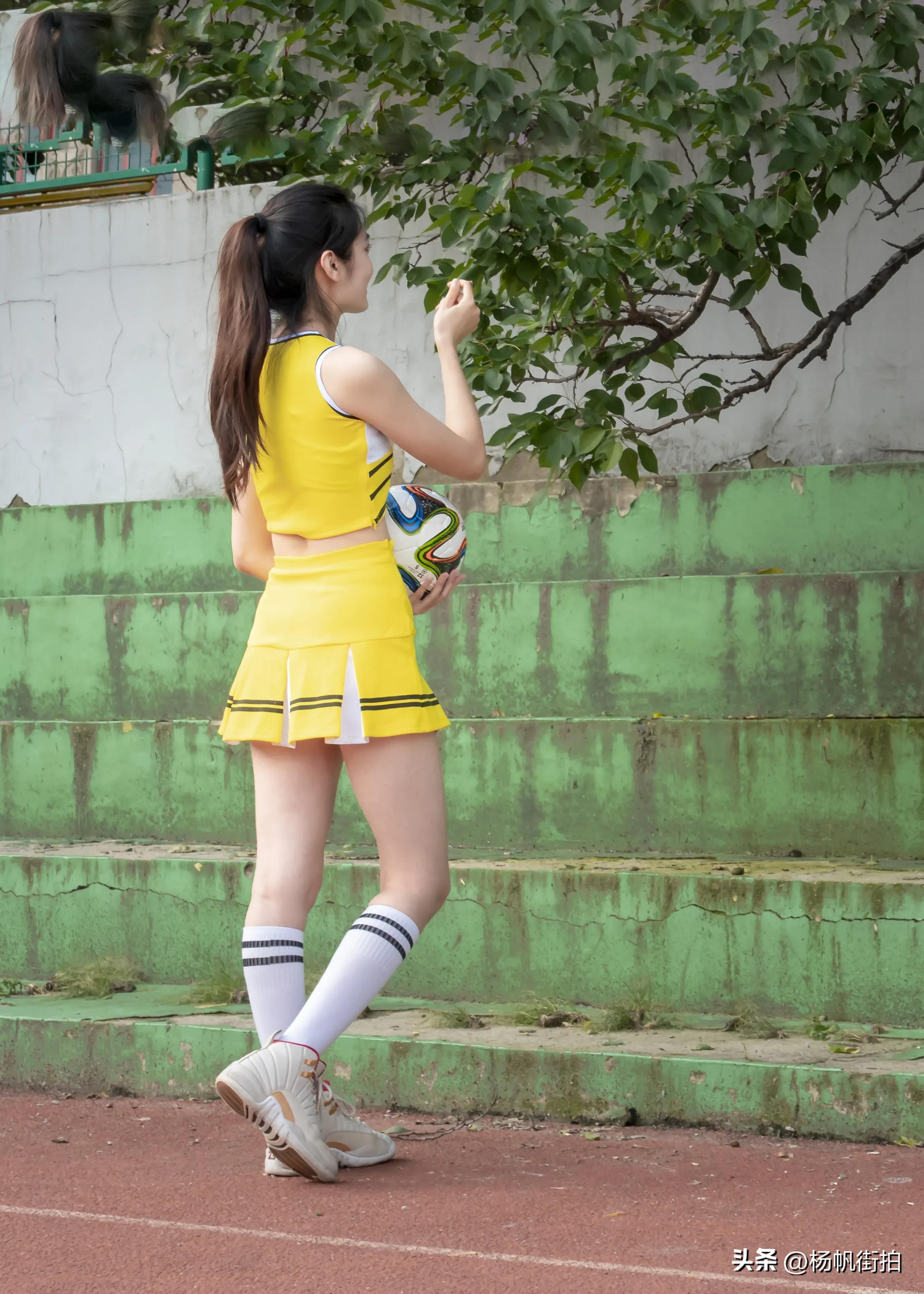 看世界杯拍照女生,世界杯看球赛美女