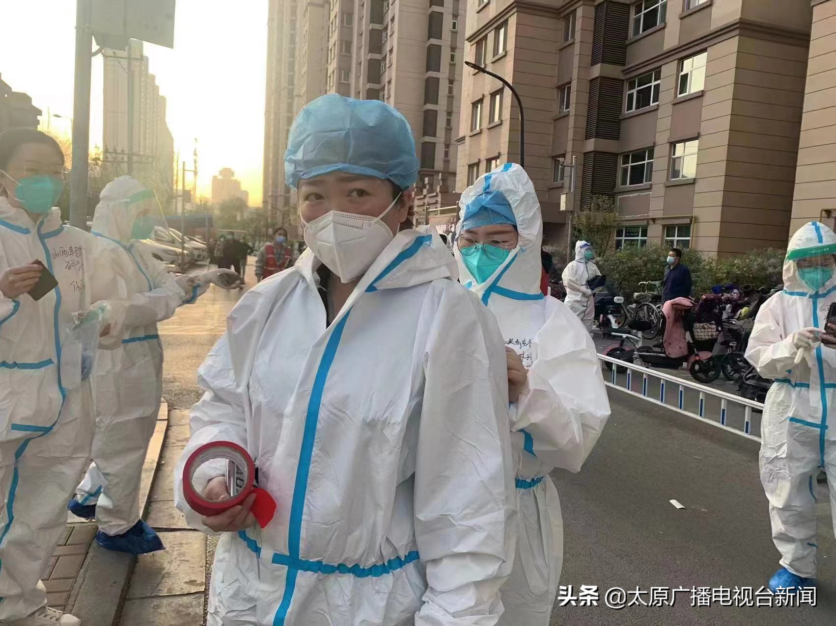 有一种担当叫奉献致敬抗疫志愿者,坚守在抗疫一线志愿者暖心故事