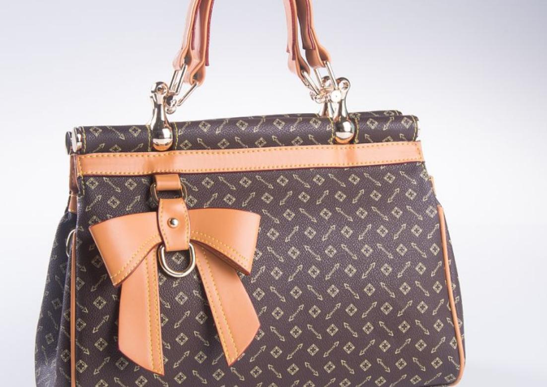 男子网约女子被要求买手机,男子约网聊女子见面就买包