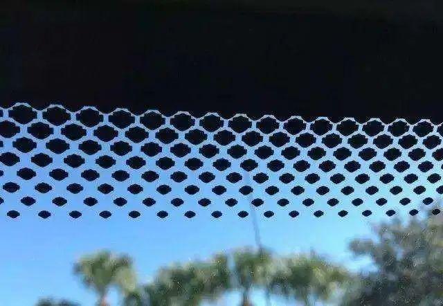 车窗上的黑色小圆点有什么用,车窗隐形小功能