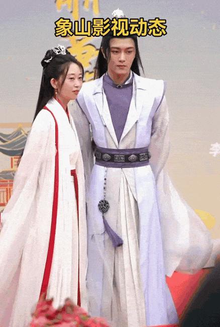 富婆为圆明星梦出资找小鲜肉演情侣？开机时男主一脸“生无可恋”