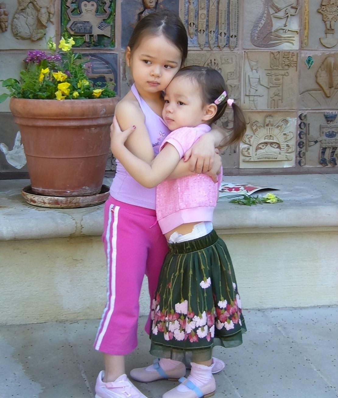 邓文迪与默多克的小女儿,邓文迪的两个女儿与默多克