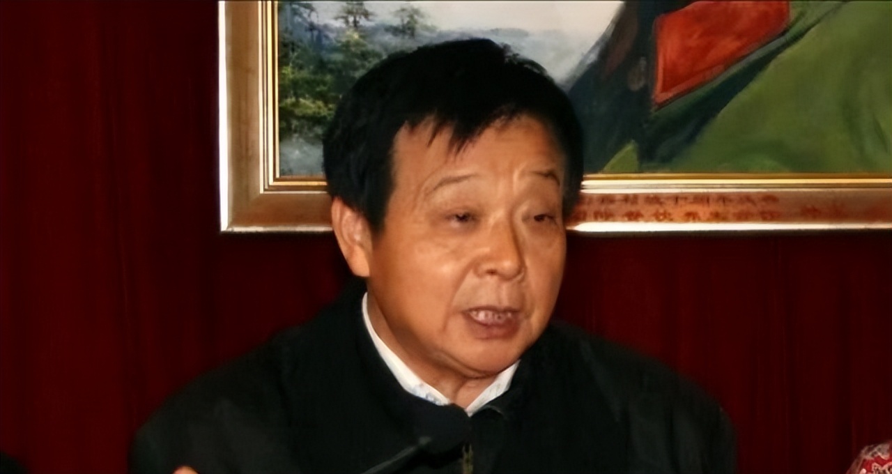 见*先念李**抽雪茄，毛主席看了半天：你有这么好的烟，怎么不告诉我