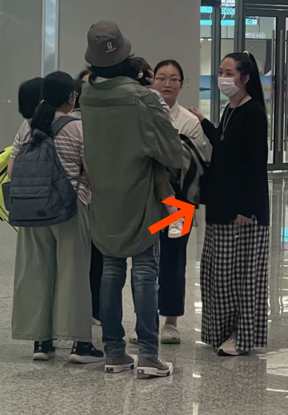 郭碧婷和向佐二胎长什么样,郭碧婷怀二胎和向佐吃饭被拍