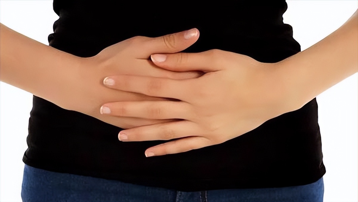 他晚饭后多喝了些水，结果肚子痛得进了急诊！这是为什么？