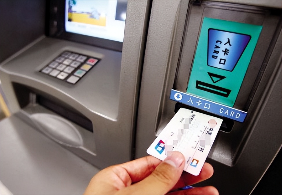 疫情封城15天，银行关门取不到款，大妈没钱买菜了