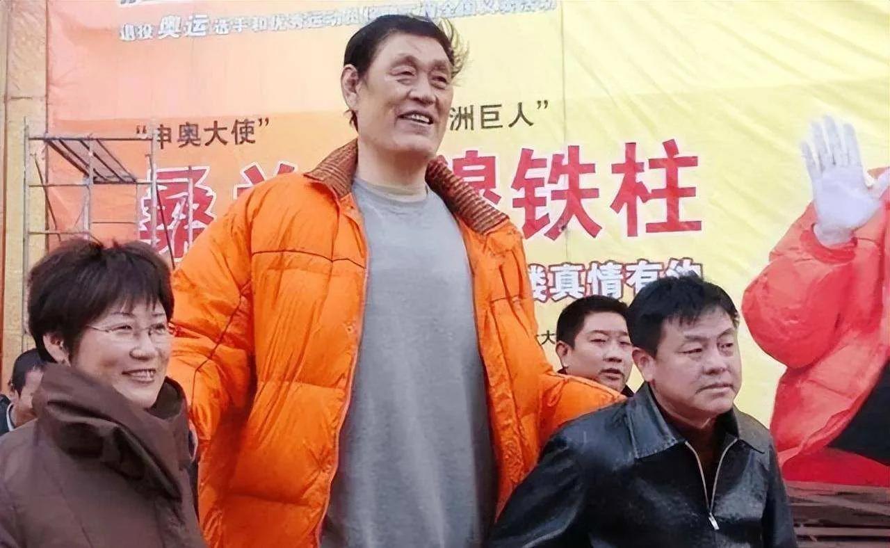 穆铁柱和姚明单打的视频,姚明讲穆铁柱才是第一中锋