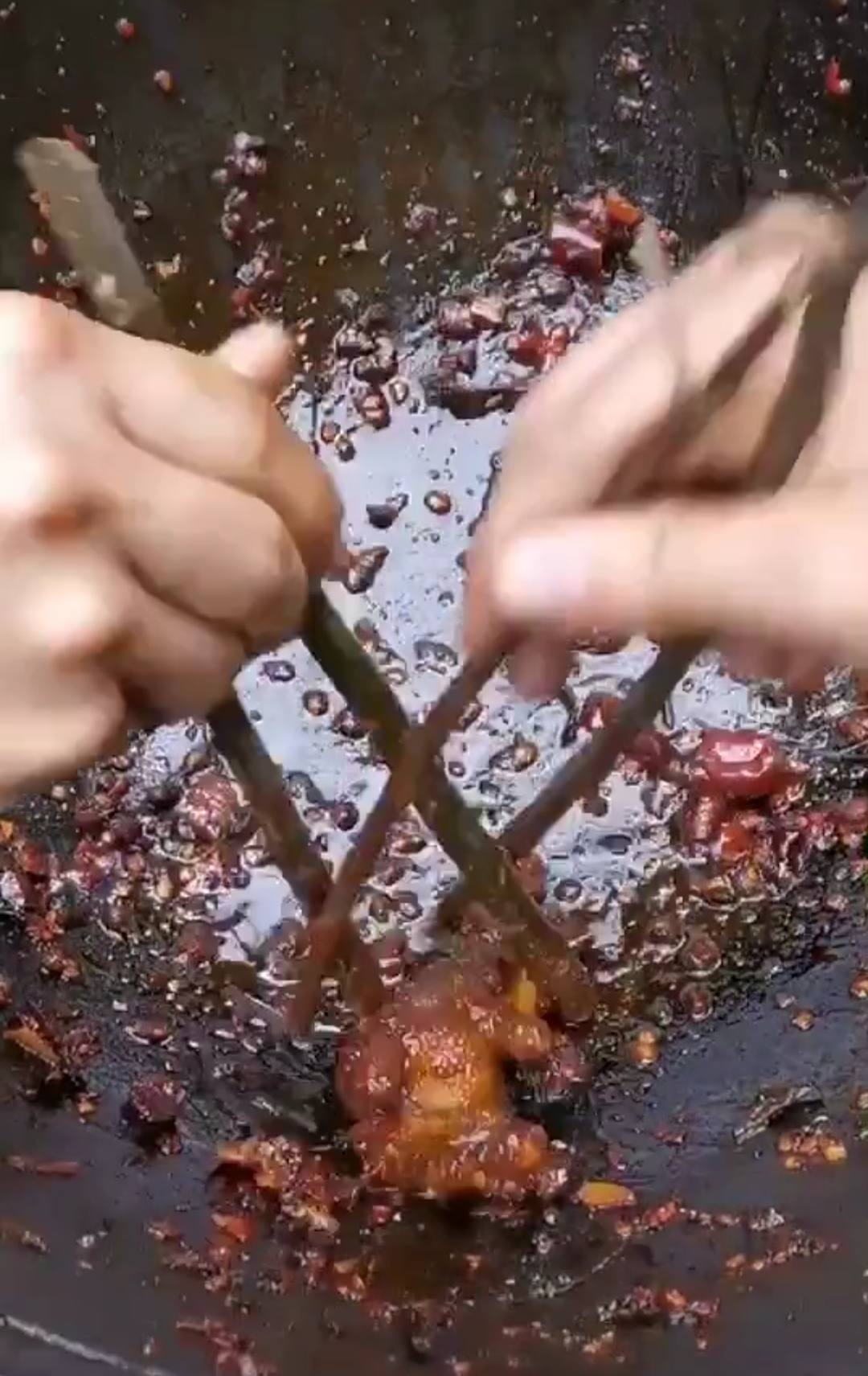 贵州穷小伙，在山里建茅草房，用武侠的方式做菜，爆火后年入百万