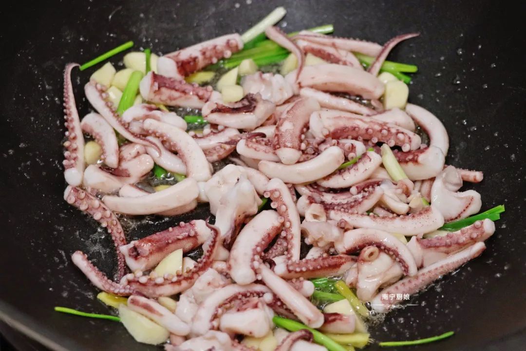 鱿鱼除了白灼还能怎么做,5种鱿鱼的做法鲜香无腥味