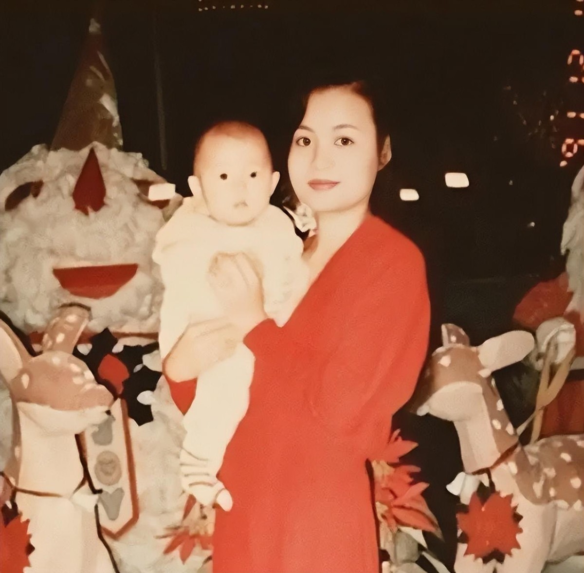 谁说虎毒不食子?亲手把郭美美推入深渊的始作俑者,是她亲妈