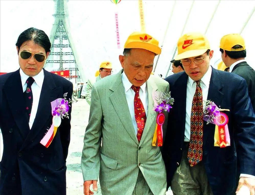 霍英东有10个儿子，为何将三分之二的遗产，给了大房的3个儿子？