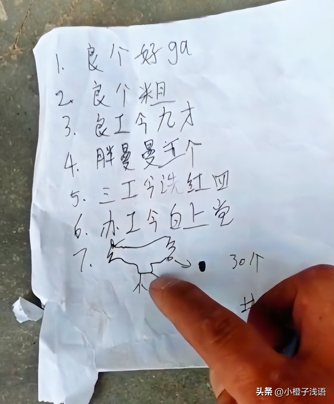 志愿者给新疆居民买菜,新疆志愿者为居民买菜