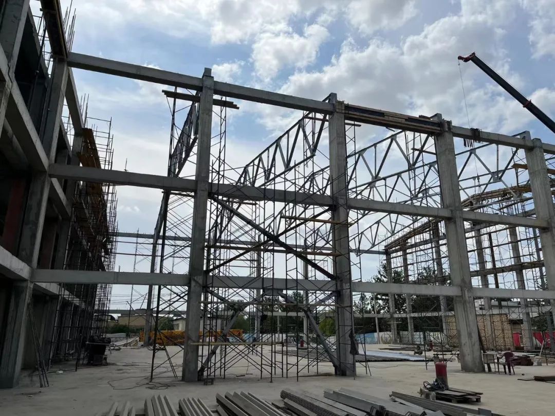 在塔什干,在帕米尔高原与塔吉克人同生活